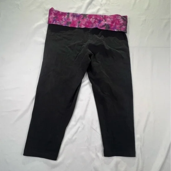 Victoria’s Secret - Yoga Pants Capris - Black and Purple - Size Unknown (Med?) - Picture 4 of 11